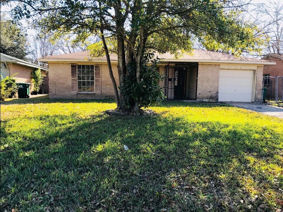 5410 Greylog Dr in Houston, TX - Building Photo