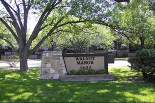 WALNUT MANOR SA Apartments