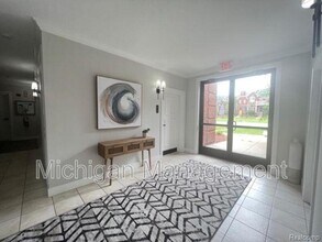2737 E Maple Rd in Birmingham, MI - Building Photo - Building Photo