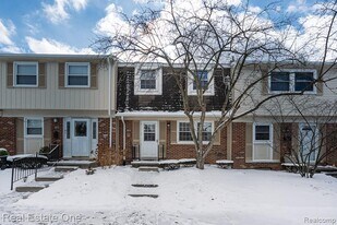 5075 Buckingham Pl Dr in Troy, MI - Building Photo