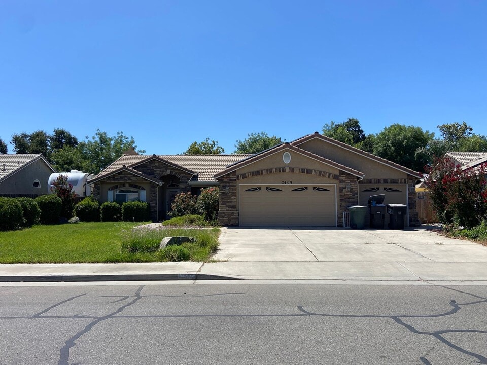 2409 N Linda Vista St in Visalia, CA - Building Photo