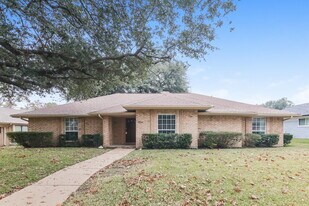 306 Cardinal Creek Dr in Duncanville, TX - Building Photo