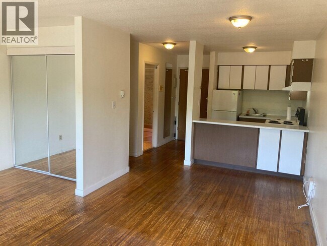 3570 E Hastings St in Vancouver, BC - Building Photo - Building Photo