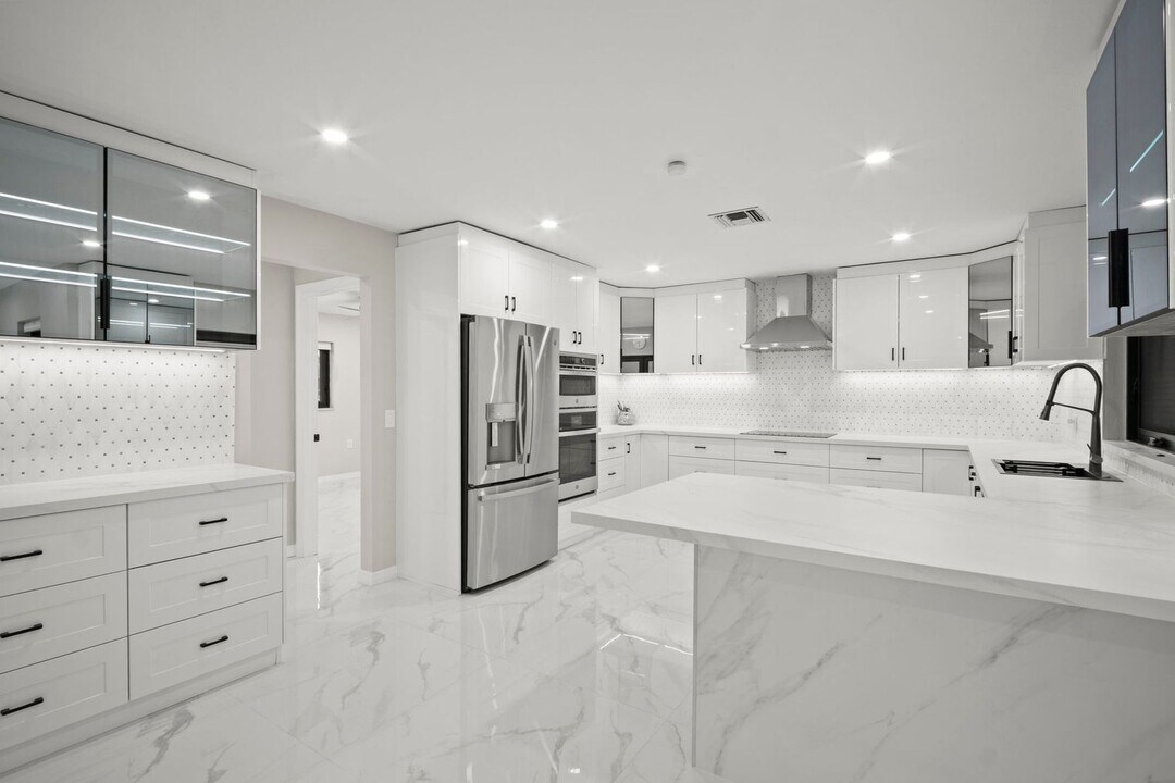 192 Palm View Dr in Naples, FL - Building Photo