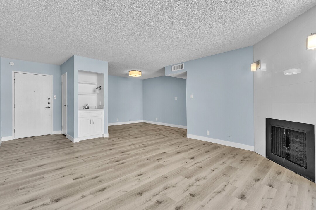 725 N Royal Crest Cir, Unit 237 in Las Vegas, NV - Building Photo