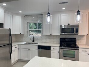 7150 Duffie Dr in Williamsburg, VA - Foto de edificio - Building Photo