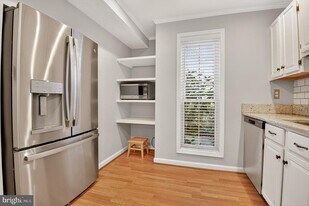 9919 Oakton Terrace Rd in Oakton, VA - Building Photo