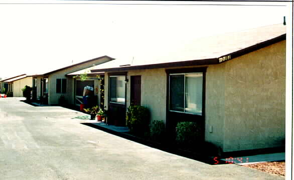 12363 Navajo Rd in Apple Valley, CA - Building Photo - Building Photo