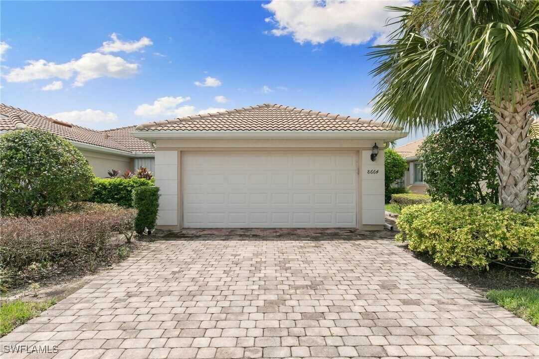 8664 Genova Ct in Naples, FL - Foto de edificio
