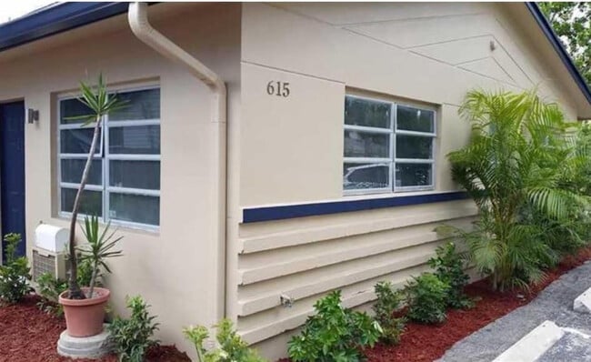 615 NE 8th Ave in Fort Lauderdale, FL - Foto de edificio - Building Photo