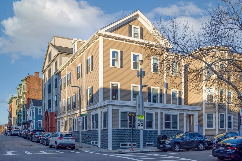 364 W 4th St, Unit 4 in Boston, MA - Building Photo