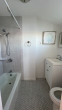 204 Pequot Ave in New London, CT - Building Photo - Building Photo