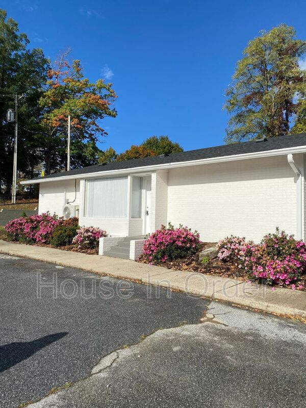 790 N Grove in Hendersonville, NC - Building Photo - Building Photo