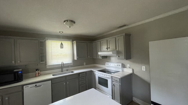 401 E 66th St in Savannah, GA - Building Photo - Building Photo