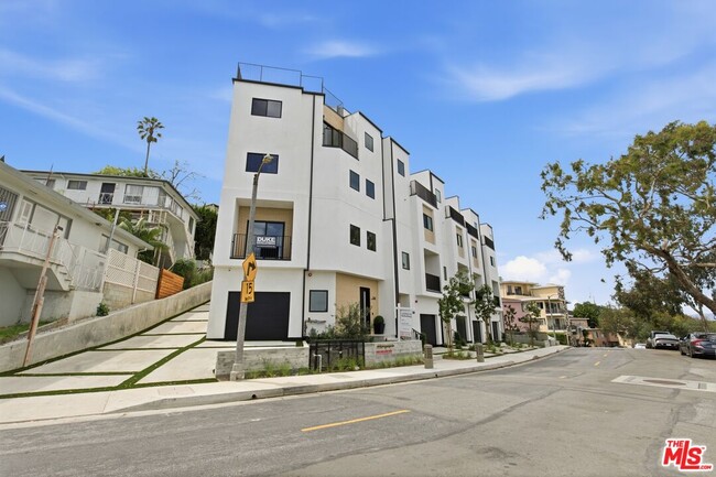 3842 Don Tomaso Dr in Los Angeles, CA - Building Photo - Building Photo