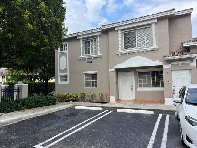 7231 NW 174th Terrace in Hialeah, FL - Foto de edificio - Building Photo