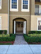 5701 Madison Ave in Tamarac, FL - Foto de edificio - Building Photo