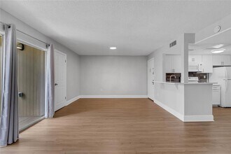 596 Orange Dr in Altamonte Springs, FL - Building Photo - Building Photo