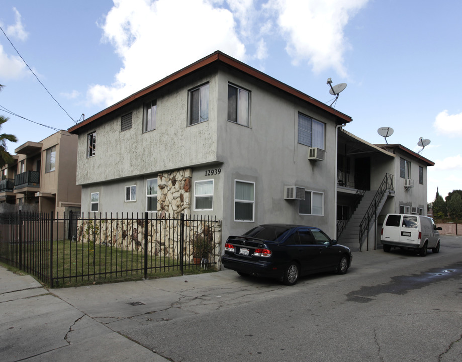 12939 Oxnard St in Van Nuys, CA - Foto de edificio