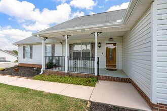 124 Cornelson Dr in Greer, SC - Building Photo - Building Photo