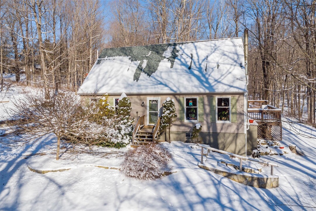 40 Cedar Ln in Pawling, NY - Building Photo