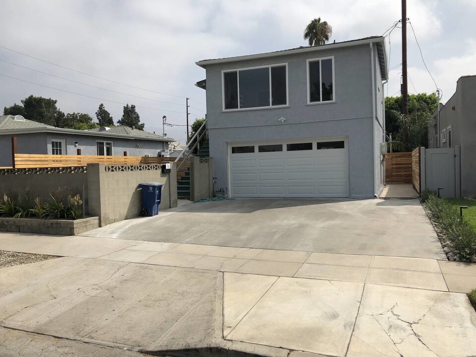 940 N Naomi St in Burbank, CA - Building Photo