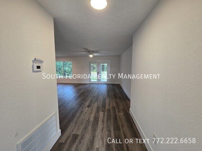 541 SE Penn Ave in Port St. Lucie, FL - Building Photo - Building Photo