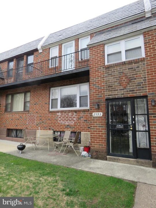 2593 Balwynne Park Rd in Philadelphia, PA - Building Photo