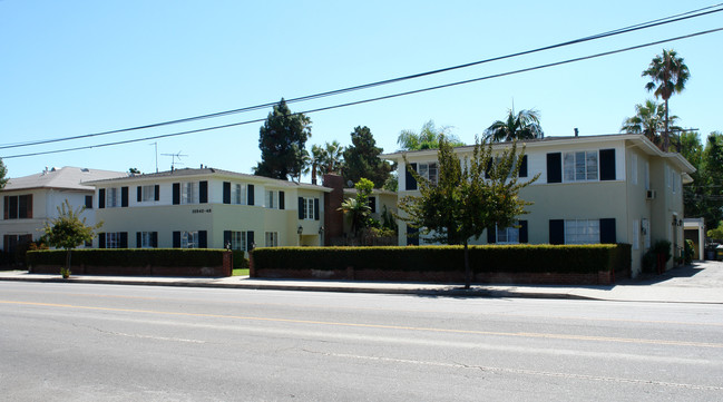 12550-12556 Oxnard St in Valley Village, CA - Building Photo - Building Photo