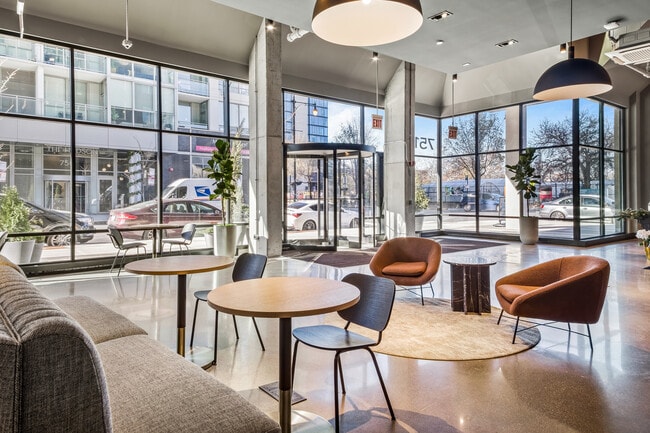 411 W Chicago Ave in Chicago, IL - Foto de edificio - Building Photo