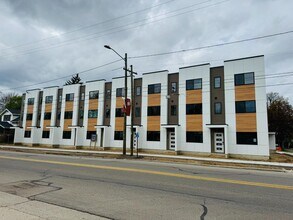 901 Fulton St W in Grand Rapids, MI - Foto de edificio - Building Photo