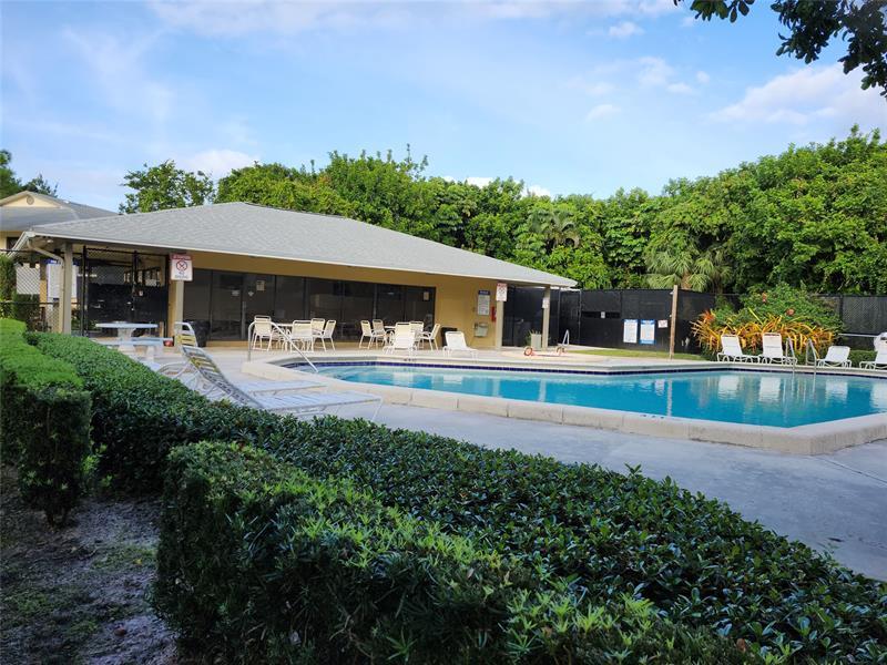 545 Trace Cir in Deerfield Beach, FL - Building Photo