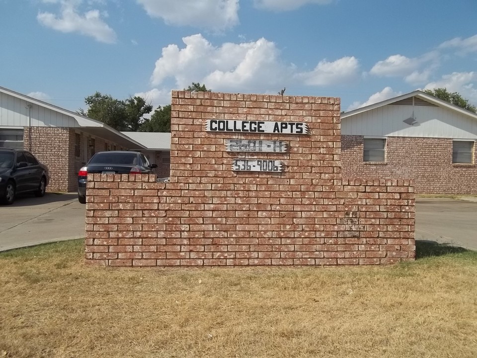 College Apartments in Lawton, OK - Building Photo