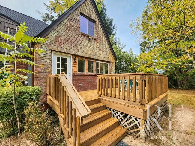 property at 9051 Sunset Ln NW