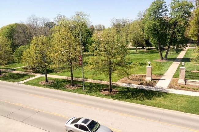 35 East Apartments in Lincoln, NE - Foto de edificio - Building Photo