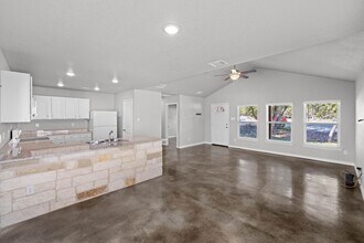 1050 Lavaca in Canyon Lake, TX - Building Photo - Building Photo