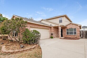 2405 Creekwood in Corinth, TX - Foto de edificio - Building Photo