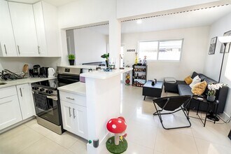 2388 NE 173rd St in North Miami Beach, FL - Building Photo - Building Photo