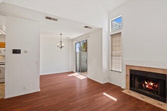 4915 Strauss Dr in Las Vegas, NV - Foto de edificio - Building Photo