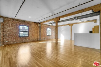 215 S Santa Fe Ave in Los Angeles, CA - Building Photo - Building Photo