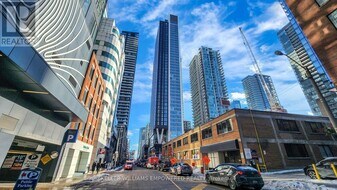 357 King St W in Toronto, ON - Building Photo