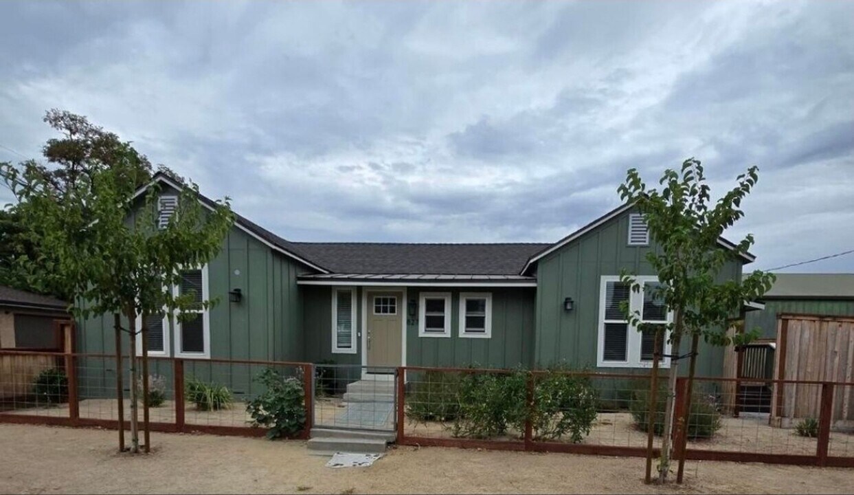 827 8th St in Paso Robles, CA - Building Photo