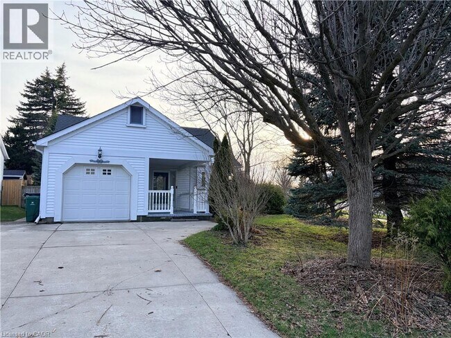 209 Haldane Ct in Waterloo, ON - Building Photo - Building Photo