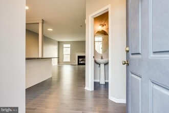 20366 Hartwell St in Ashburn, VA - Foto de edificio - Building Photo
