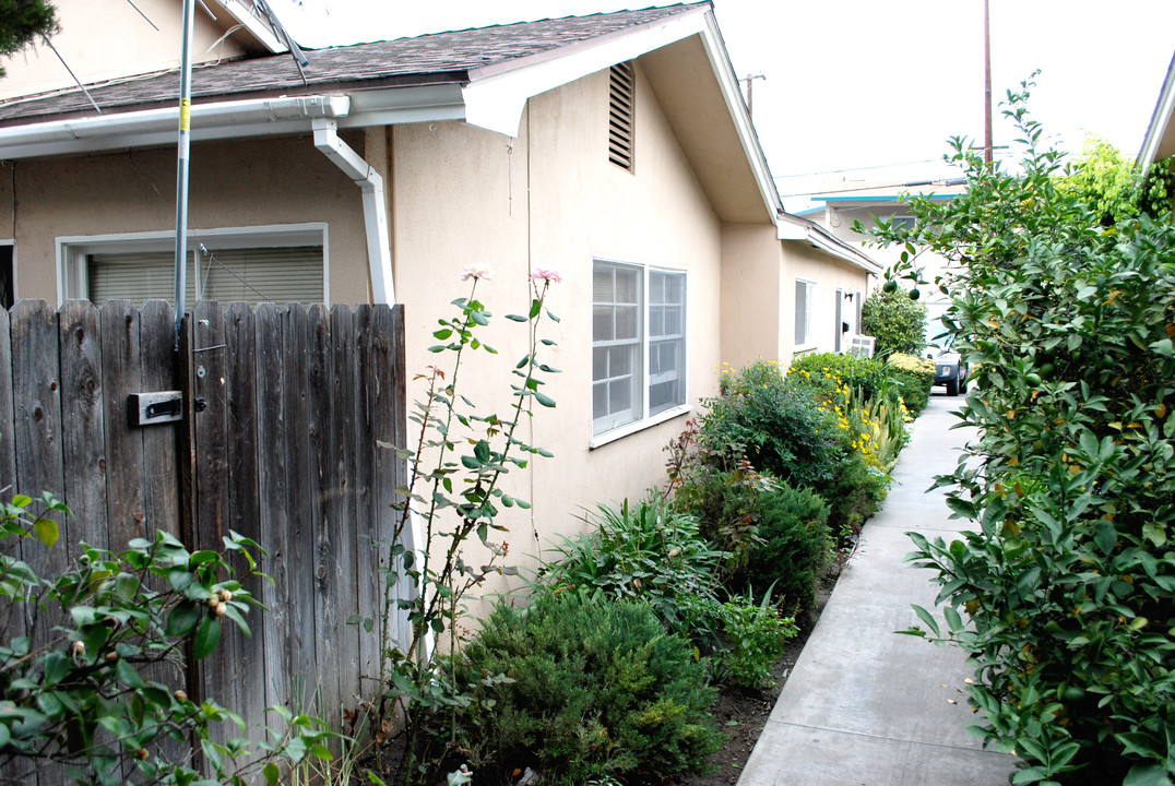 1807 W Ball Rd in Anaheim, CA - Building Photo