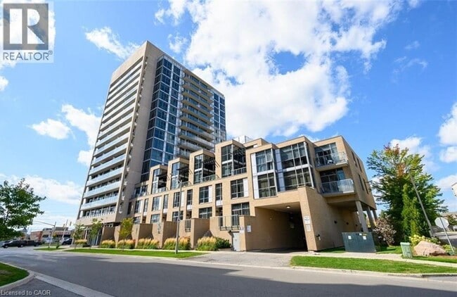 1940 Ironstone Dr in Burlington, ON - Building Photo - Building Photo