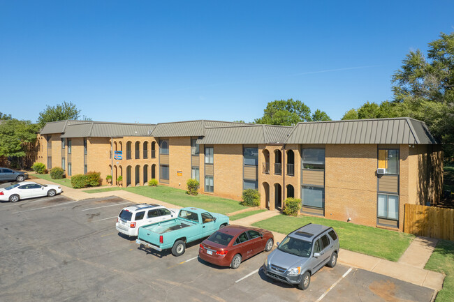 Coronado Apartments in Clinton, OK - Building Photo - Building Photo