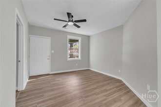 832 W 44th St in Savannah, GA - Foto de edificio - Building Photo