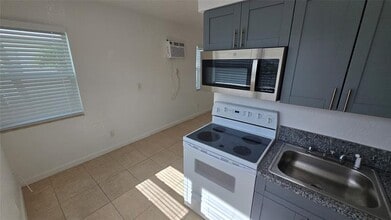 16951 NE 18th Ave in North Miami Beach, FL - Building Photo - Building Photo