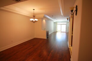 10640 Woodbridge St in Los Angeles, CA - Building Photo